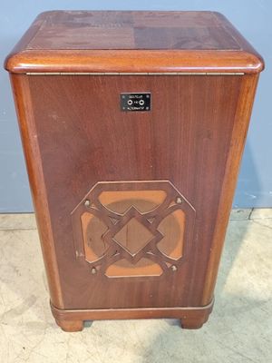 un petit meuble en bois sur lequel est posée une horloge
