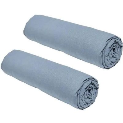 deux serviettes bleues pliées l'une sur l'autre sur un fond blanc