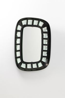 miroir rectangulaire avec un cadre noir et un fond blanc