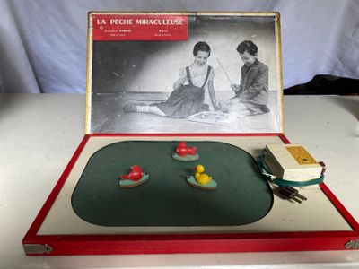 une boîte sur laquelle figure l'image d'une femme en train de jouer à un jeu