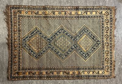 un vieux tapis orné d'un motif en losanges
