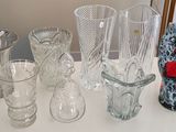 beaucoup de vases en verre posés sur une table