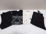 trois chemises noires et blanches pour homme, une chemise blanche et un t-shirt noir et blanc