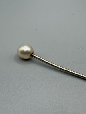 broche en forme de barrette en argent et perle, ornée d'une seule perle à son extrémité