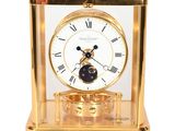 horloge plaquée or avec boîtier en verre et chiffres romains