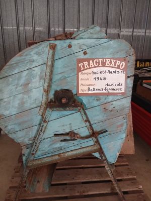 un grand bateau bleu posé sur une palette dans un entrepôt
