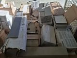 une pile de cartons sur une palette dans un entrepôt