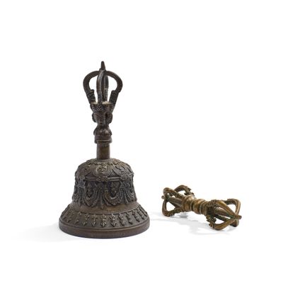 une vieille cloche en bronze et une clé sur fond blanc