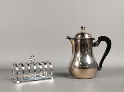 une cafetière en argent à côté d'une théière en argent