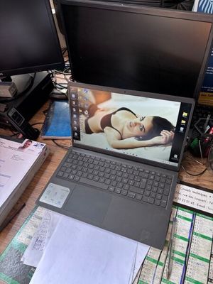 un ordinateur portable dont l'écran affiche la photo d'une femme, posé sur un bureau