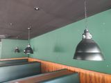 trois lampes suspendues au plafond d'un restaurant