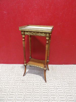 table miniature de maison de poupées ornée de feuilles d'or sur le dessus
