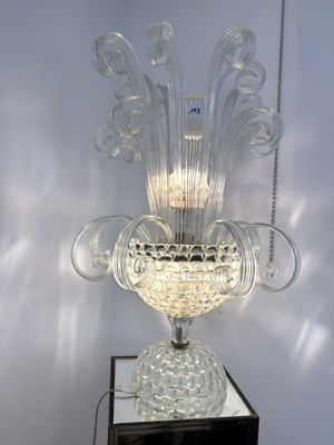 un vase en verre contenant une guirlande lumineuse