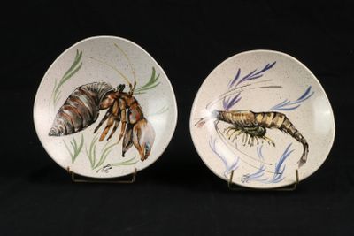 deux assiettes ornées de motifs différents sur fond noir