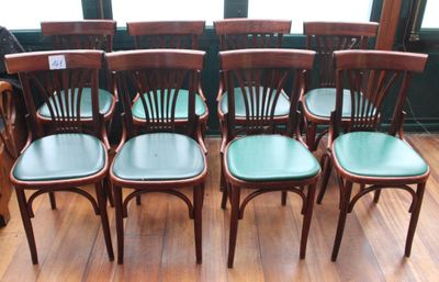 six chaises alignées