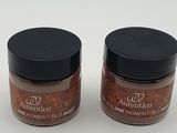 deux pots d'épices posés sur une surface blanche