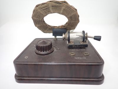 une petite machine posée sur une table