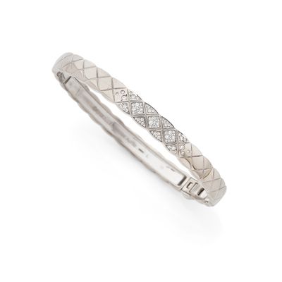 un gros plan d'un bracelet serti de diamants sur fond blanc