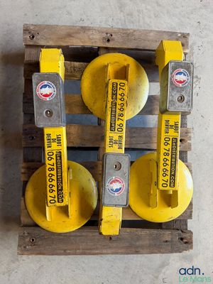 trois bouches d'incendie jaunes posées sur une palette en bois