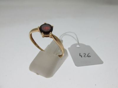 une image d'une bague sertie d'une pierre de type grenatite