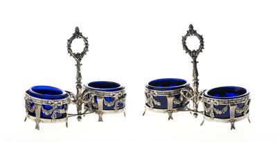 trois verres en verre argenté et bleu munis d'anses, posés sur un socle