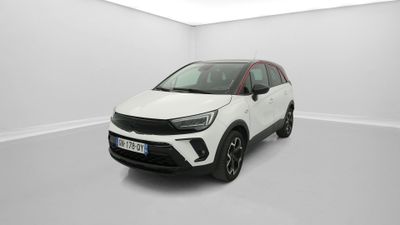 une voiture blanche dans une pièce blanche avec une bordure rouge