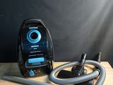 un aspirateur et un tuyau posés sur une table