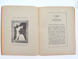 un livre ouvert sur lequel figure l'image d'une femme en robe