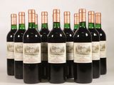 six bouteilles de vin sont alignées sur une surface blanche