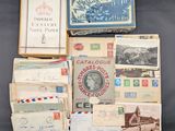 un assortiment de vieilles enveloppes et de cartes postales posées sur une table