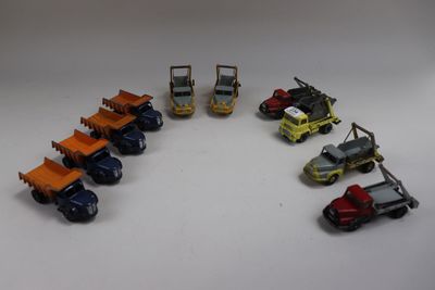tout un tas de petits véhicules miniatures alignés les uns à côté des autres
