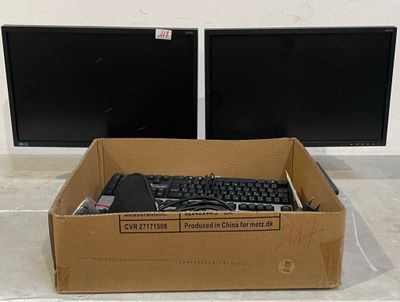deux écrans d'ordinateur et un clavier dans un carton