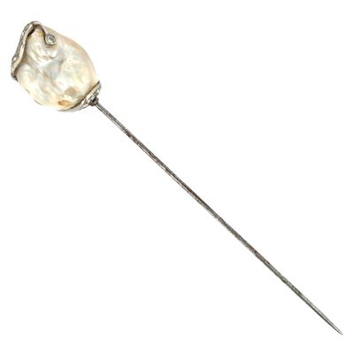 une épingle à cravate ancienne en argent et nacre