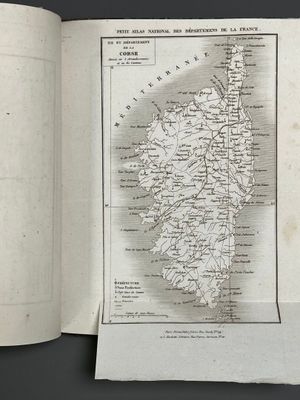 un livre ouvert avec une carte de l'Irlande au milieu