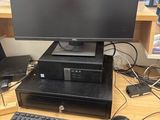 un ordinateur de bureau posé sur une table avec un clavier et une souris