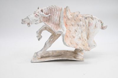 statue d'un cheval portant un coquillage sur le dos