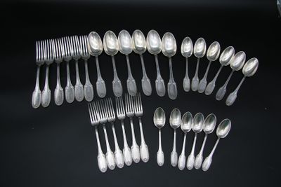 un grand nombre de cuillères et de fourchettes en argent disposées en cercle