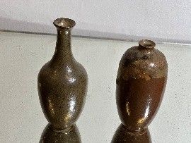 deux vases posés sur une table en verre