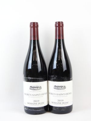 deux bouteilles de vin posées l'une à côté de l'autre sur une table