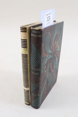 un livre posé sur une table