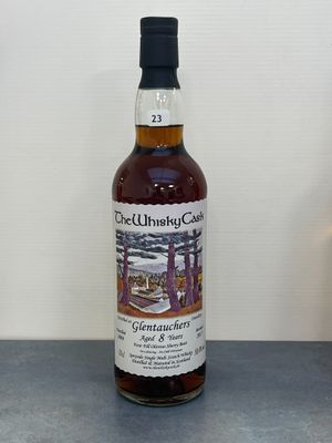 La bouteille de whisky est posée sur le comptoir, à côté d'une bouteille de vin.