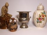 trois vases posés l'un à côté de l'autre sur une table