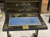 un bureau ancien avec un plateau bleu et un piètement noir