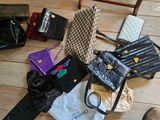 de nombreux sacs à main et sacs posés par terre à côté d'une chaise
