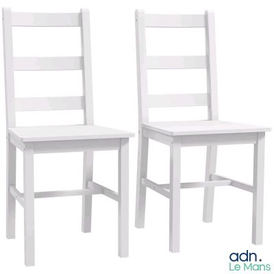 une paire de chaises en bois blanches placées l'une à côté de l'autre sur un fond blanc