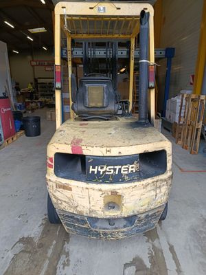 un chariot élévateur à fourche garé dans un garage
