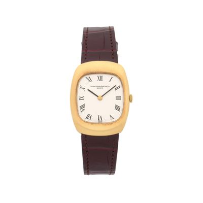 gros plan d'une montre-bracelet avec des chiffres romains