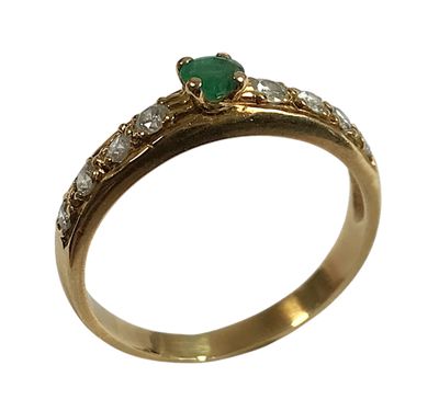 BAGUE sertie d'une éméraude épaulée en ligne de 8 diamants, …