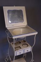 Meuble de toilette en métal laqué blanc,ouvrant à un abattan… (photo 2)