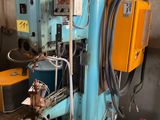 une machine posée sur une table dans une pièce